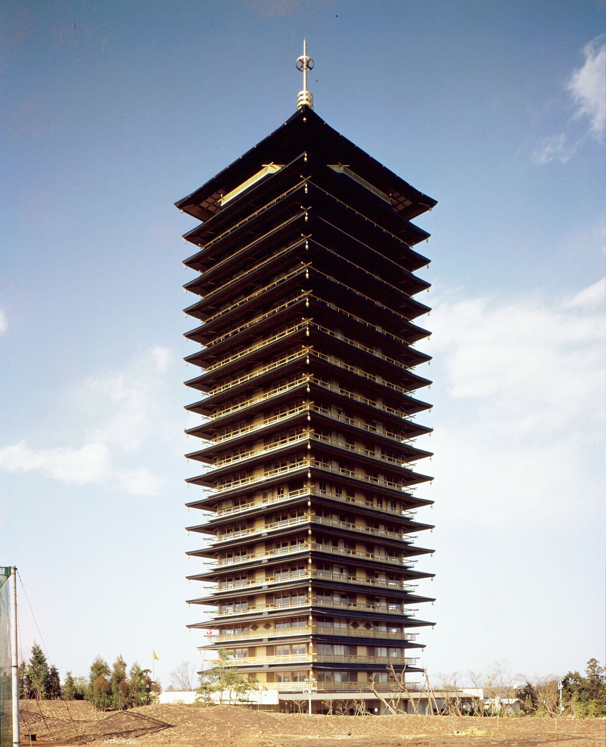 横浜ドリームランド・ホテルエンパイア（現　横浜薬科大学 図書館棟）