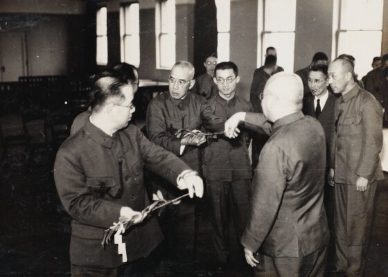 Obayashi Yoshiro (đứng giữa) tại lễ kỷ niệm 50 năm thàアプリ オンライン カジノ lập