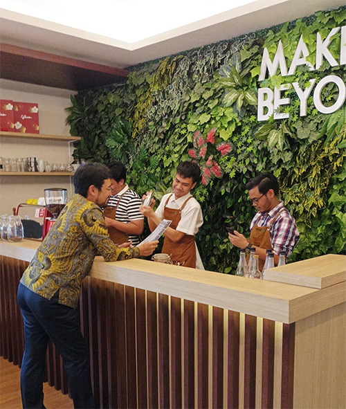 Kafe internal tempat tiga barista dapat bekerja sesuai dengan disabilitas mオンライン カジノ 経営ng-mオンライン カジノ 経営ng