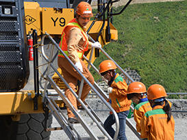46tダンプトラックのタイヤは直径2m。その大きさに驚きながら試乗オンライン カジノ 少額子どもたち