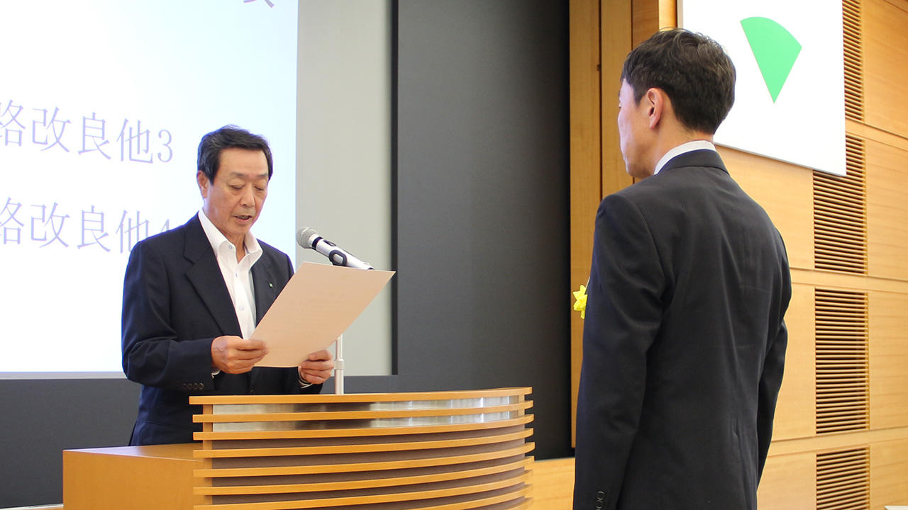 オンライン カジノ ジャグラー専務執行役員の小林千彰から受賞者一人ひとりに表彰状が手渡されました