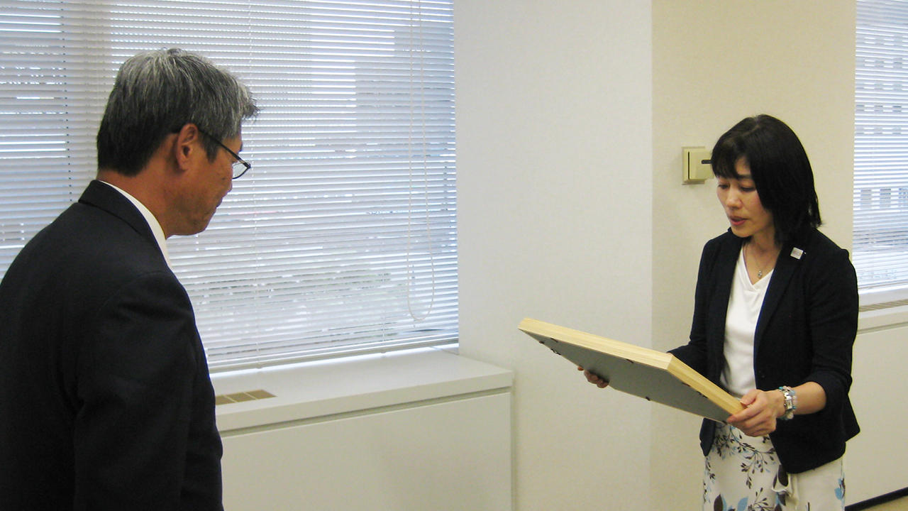 10月17日、兵庫県企画県民部の大久保和代女性青少年局長（右）から日本 語 対応 オンライン カジノ執行役員 神戸支店長の塔本（左）に感謝状が贈られました