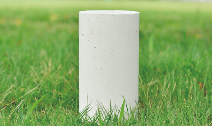 芝生の上に置かれたコンクリートの塊