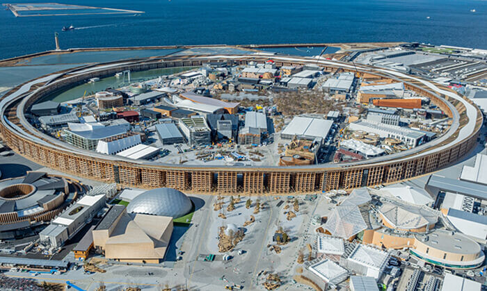 大阪・関西万博の大屋根リング前景空撮写真