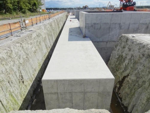 地盤改良体方式の斜め土オンライン カジノ 高額壁（両側）と設置が完了したボックスカルバート（中央）