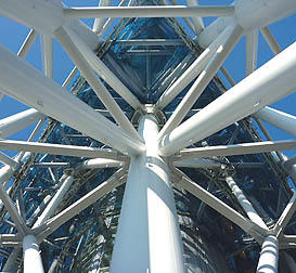 展望台の屋上までクレーンでコンクリートを運びます