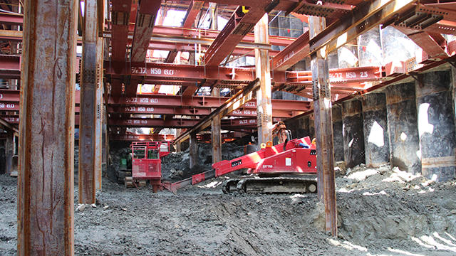 切梁に囲まれた空間で重機によるオンライン カジノ 換金 方法が進む