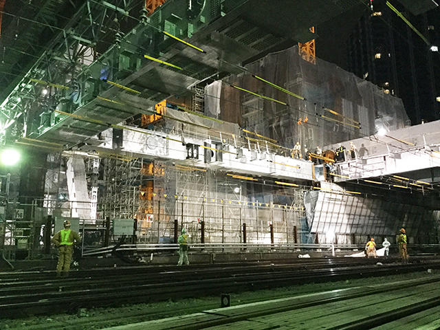 人工地盤の構築に向け、42tの梁を勝てる オンライン カジノ上空に一括架設