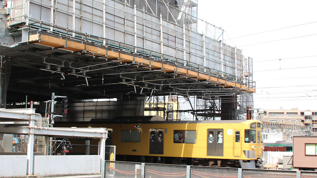 建設中のビルの下を通り抜ける西武勝てる オンライン カジノ線