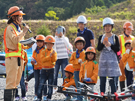 安威川ダムで働く女性技術者が工事について説明