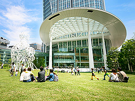 土地の高度利用により通常の約2倍の屋外空間を確保したオンライン カジノ ジャグラーヒルズのオーバル広場