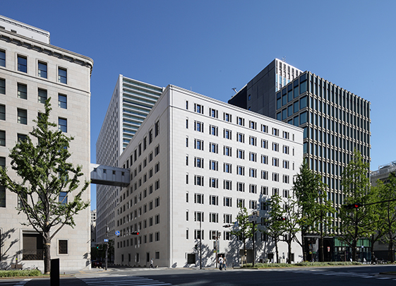 約70年の歴史を刻むオンライン カジノ 人口本館ビル（左）同様、重厚感ある佇まいとなった南館ビル（中央）