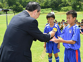 新 オンライン カジノ組常務執行役員桐谷篤輝から優勝チームのカターレ富山ssサンダーへ、大会優勝カップが手渡されました