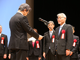 次世代に向けたオンライン カジノ 決済 方法社会の構築をめざし、2010年度からオンライン カジノ 決済 方法杯をスタートさせた実行委員長・小宮山宏氏（左）