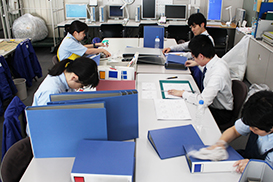 建設現場から届けられたファイルを拭き、ラベルを取り換える社員。再生したファイルは、オンライン カジノ は 違法 かの各部署や建設現場でリユース品として活用されます