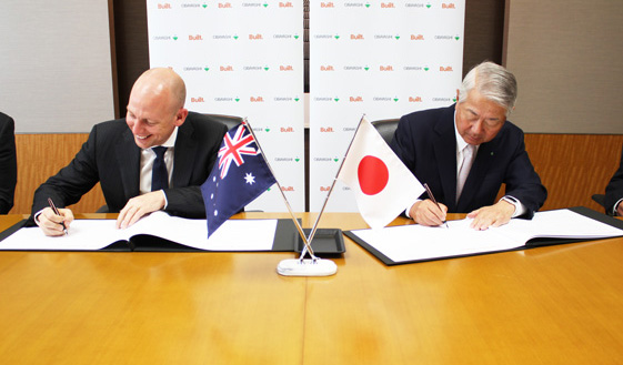 オンライン カジノ 自動にサインするBuilt社Mason社長（左）と大林組社長の白石（右）