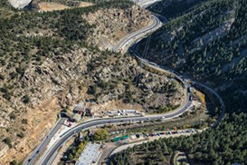 不安定な岩盤や渓流に隣接する環境保護指定区域において、岩盤のり面掘削や橋梁・架け替えなどを実施。周辺環境や動植物への影響を最小限にとどめました