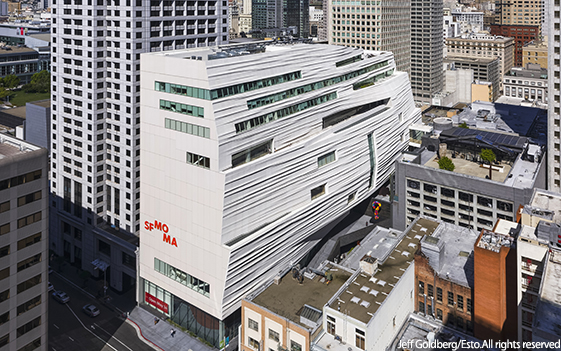 太陽、霧、風といったベイエリアの気候、イメージを表現した外観には710枚のFRPパネルを使用