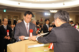 インドネシアのプロジェクトチームとして表彰状を授与されたオンライン カジノ 評価技術者