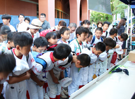 熱戦への期待に胸を膨らませる子どもたち。試合前、モノポリー オンライン カジノのテントに訪れ元気よく挨拶しました