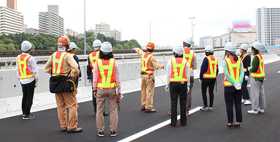 高速1号羽田線の更新に伴って建設する迂回路を歩きながら工事の概要を説明