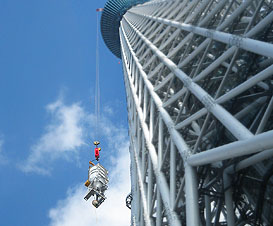 展望台の屋上までクレーンでドラクエ オンライン カジノクリートを運びます